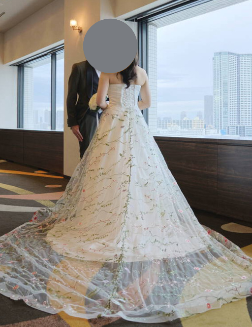 実例写真！華やかなトレーン 取り外しトレーン リーフ刺繍 花モチーフ ロングトレーン 結婚式