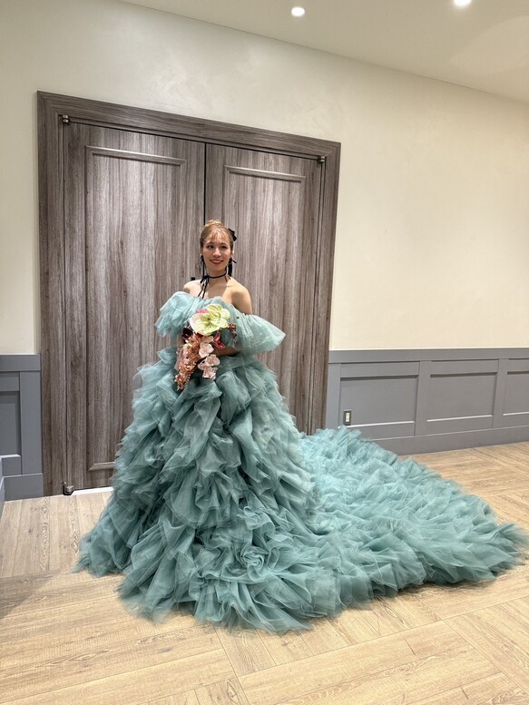 実例写真！カラードレス ミントグリーン オフショルダー 柔らかく重ねたチュールスカート プリンセスライン 花嫁