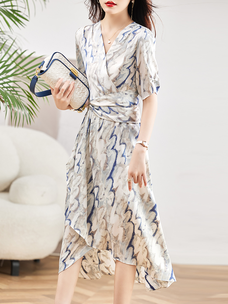 極具設計感的驚艷碎花連衣裙