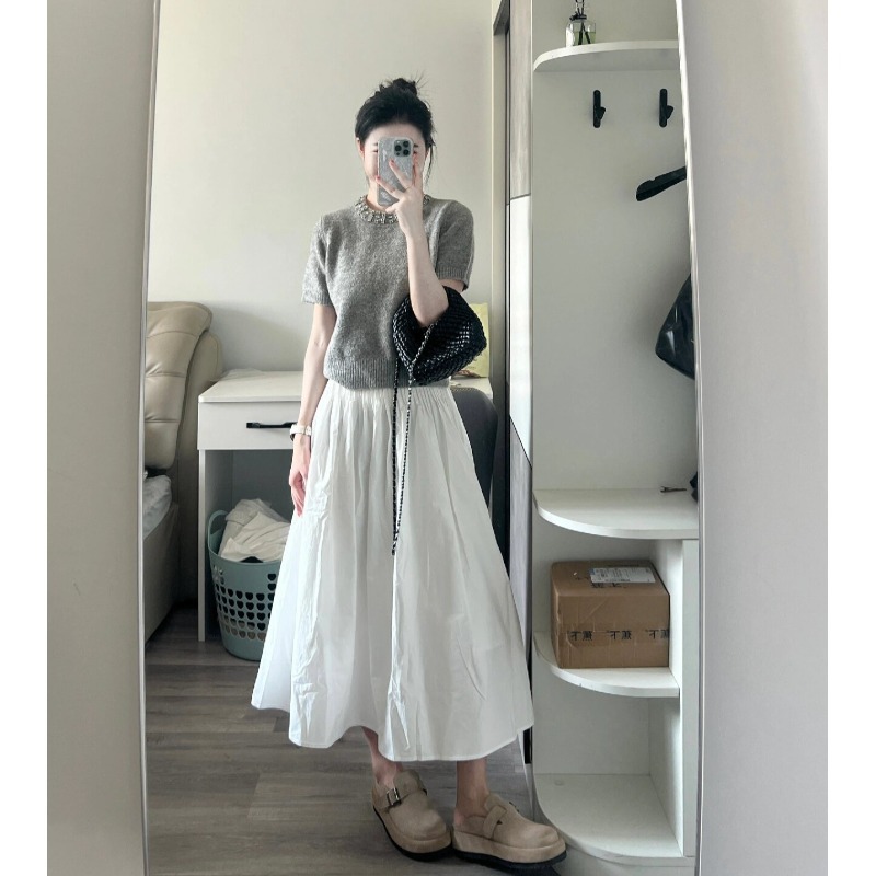 灰色短袖上衣+白色半身裙兩件套
