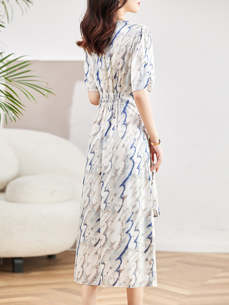 極具設計感的驚艷碎花連衣裙