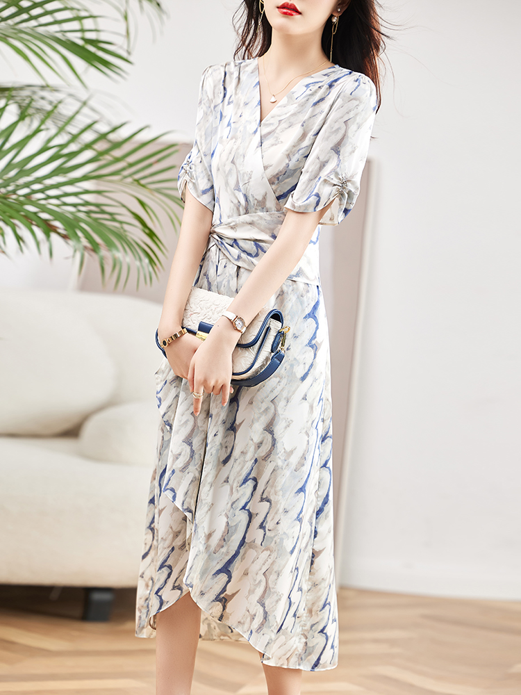 極具設計感的驚艷碎花連衣裙