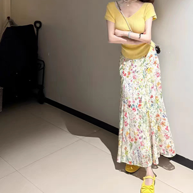 修身黃色針織T卹+碎花a字半身裙兩件套