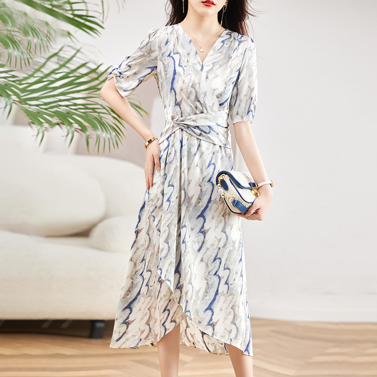 極具設計感的驚艷碎花連衣裙