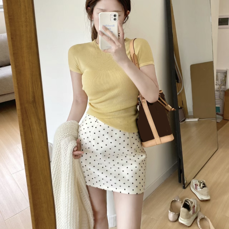 減齡修身黃色針織短袖上衣+波點半身裙