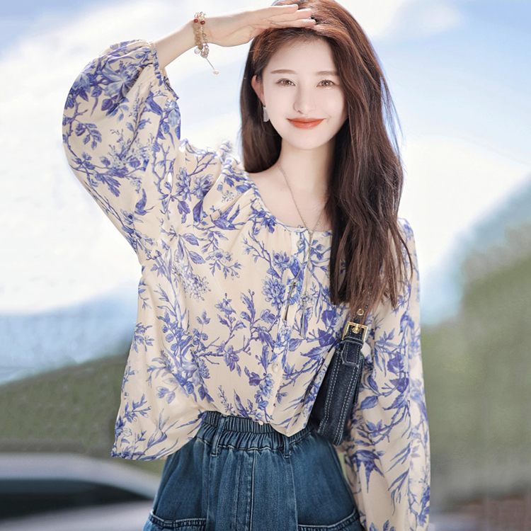 小蘭花顯白寬鬆襯衫