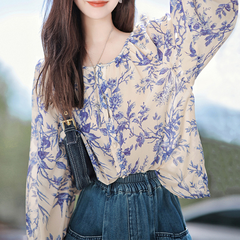 小蘭花顯白寬鬆襯衫