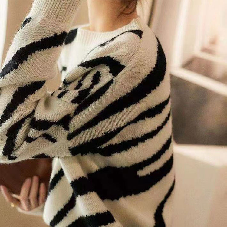 時髦斑馬紋寬鬆圓領套頭毛衣
