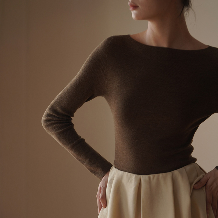 羊毛一字領露肩打底針織衫