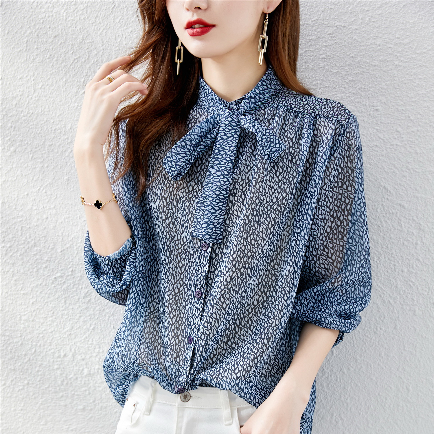 氣質碎花蝴蝶結燈籠袖襯衫