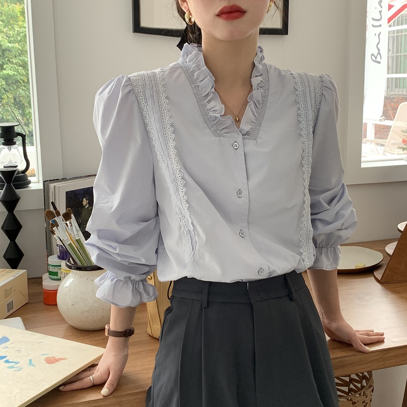 法式木質耳邊V領壓褶拼接蕾絲泡泡袖袖襯衫