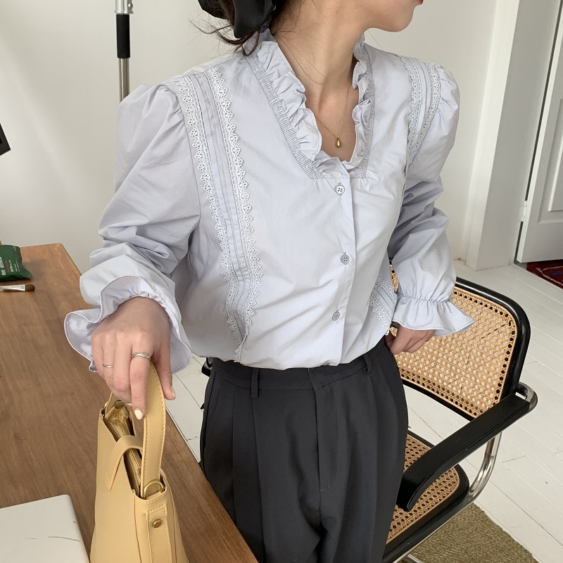 法式木質耳邊V領壓褶拼接蕾絲泡泡袖袖襯衫