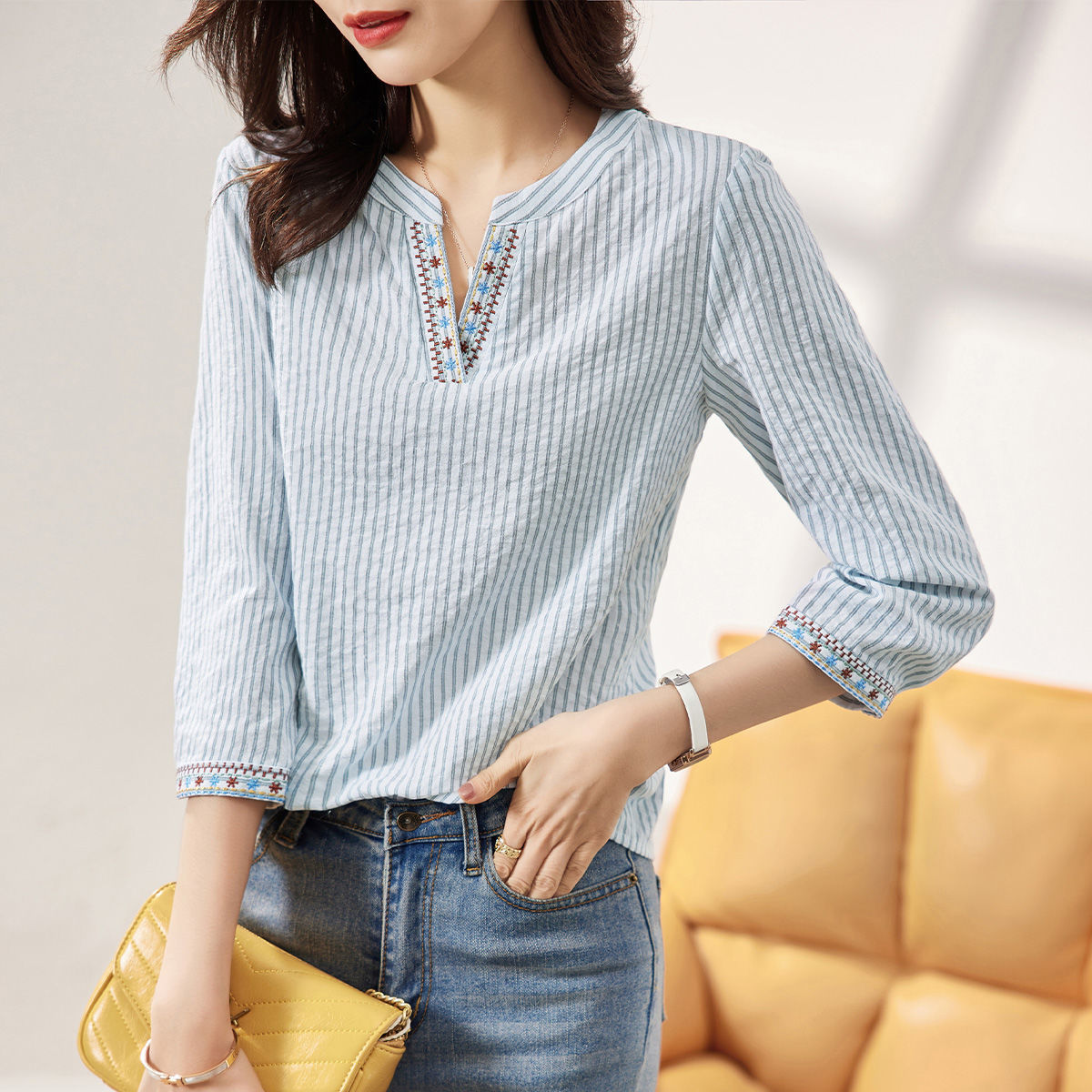 百搭撞色條紋七分袖V領襯衫