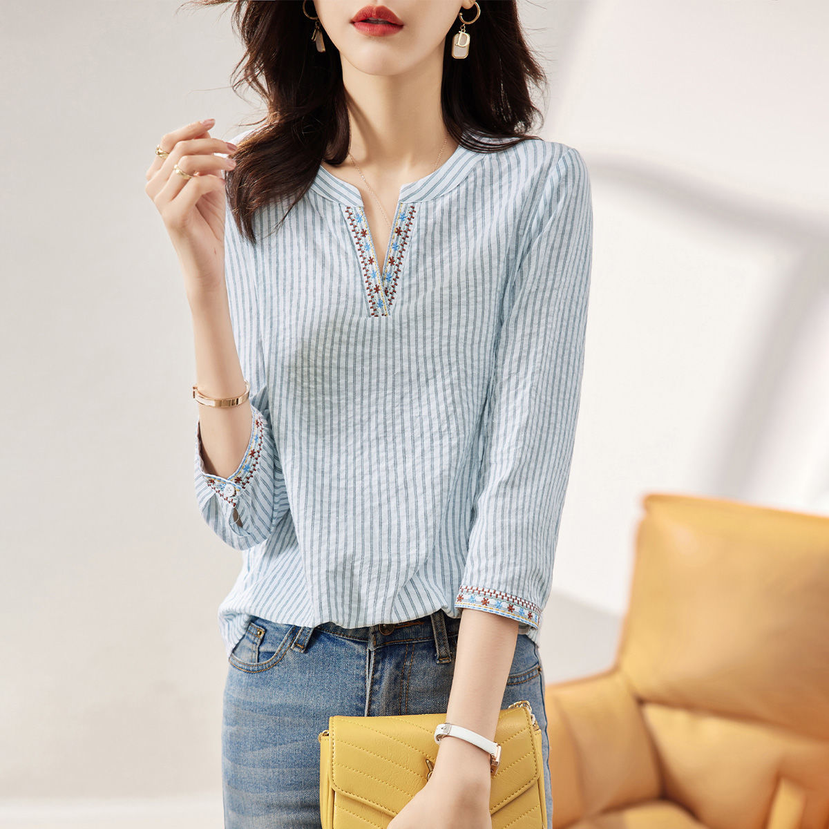 百搭撞色條紋七分袖V領襯衫