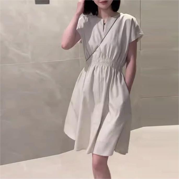 法式純色小V領收腰連身裙