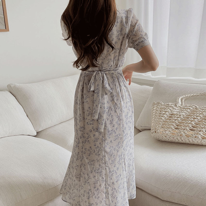 優雅方領碎花背繫帶收腰泡泡袖連身裙