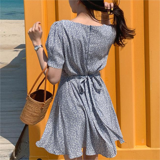 溫柔風方領收腰泡泡袖碎花連身裙