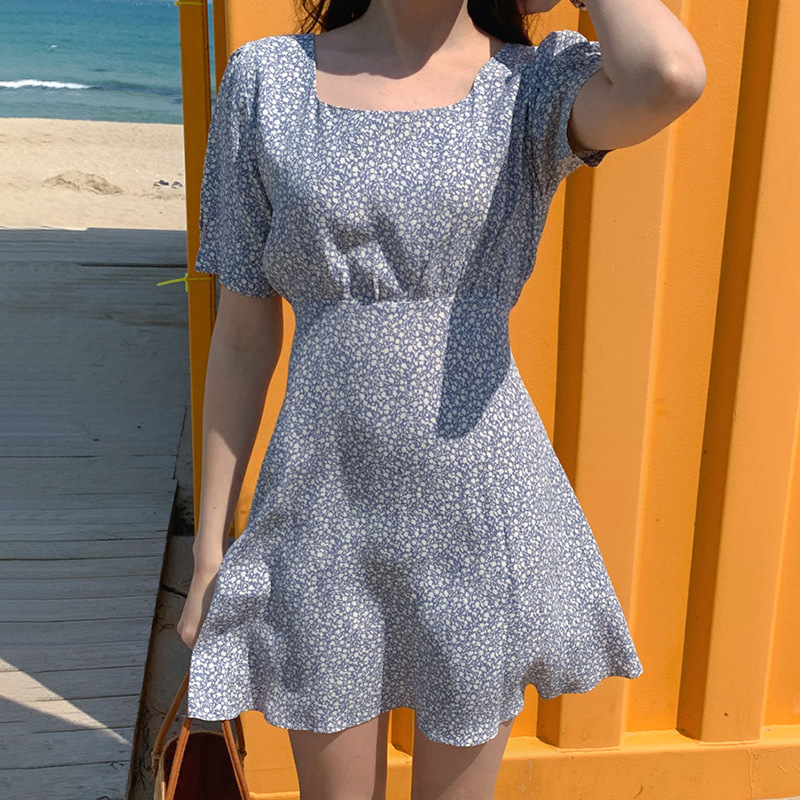 溫柔風方領收腰泡泡袖碎花連身裙