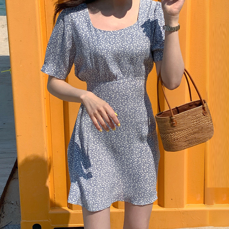 溫柔風方領收腰泡泡袖碎花連身裙