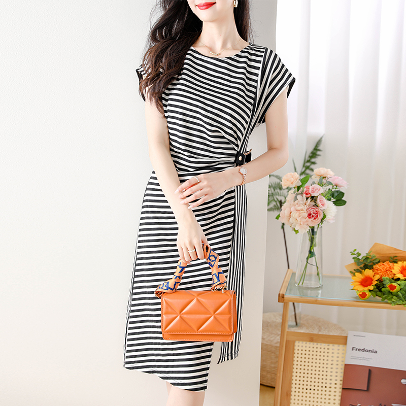 時尚條紋圓領包肩袖側扣皺褶開叉洋裝