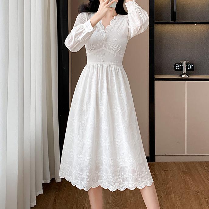 溫柔風刺繡V領A字洋裝