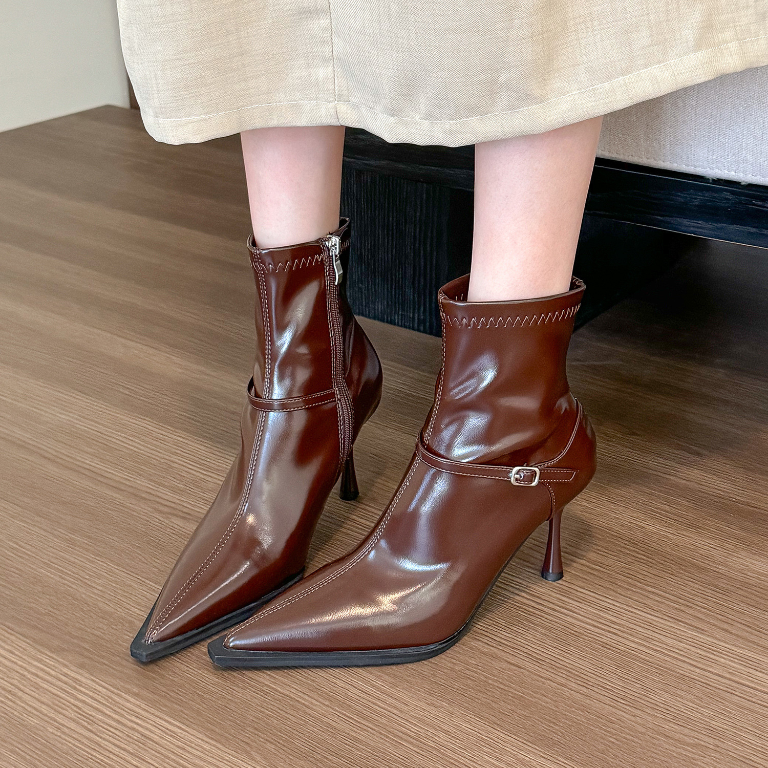 時尚細跟軟皮尖頭高跟短靴