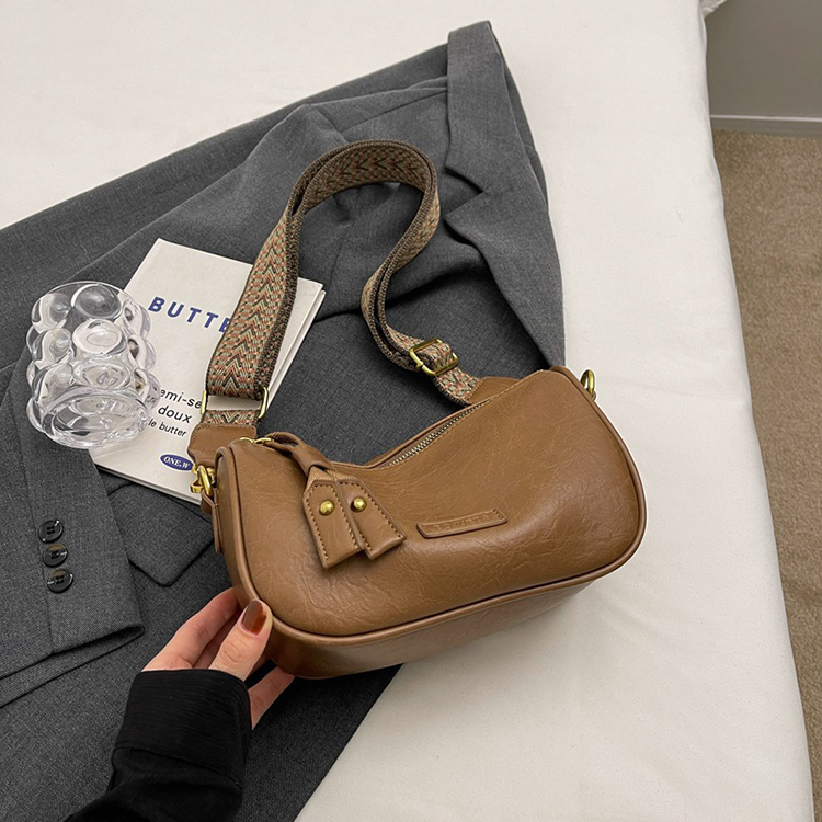 新款流行百搭斜背包