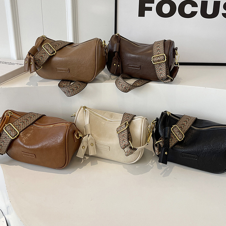 新款流行百搭斜背包