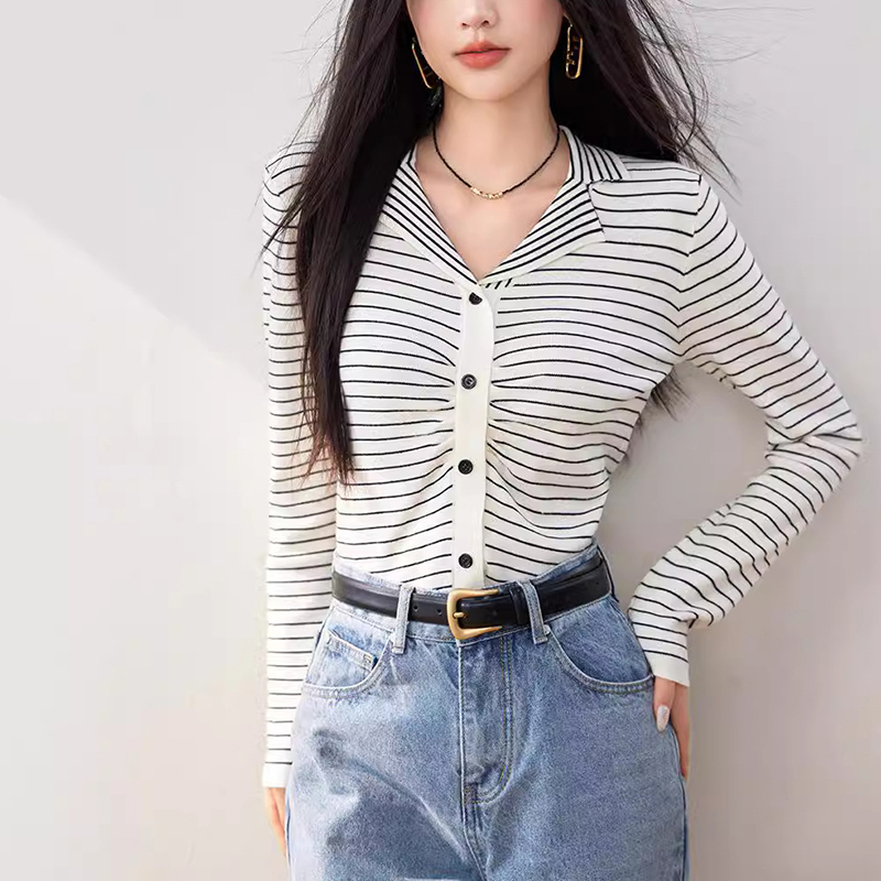 秋季新款設計感褶皺V領短款上衣