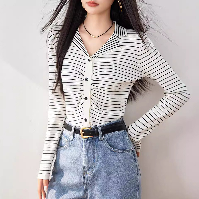 秋季新款設計感褶皺V領短款上衣