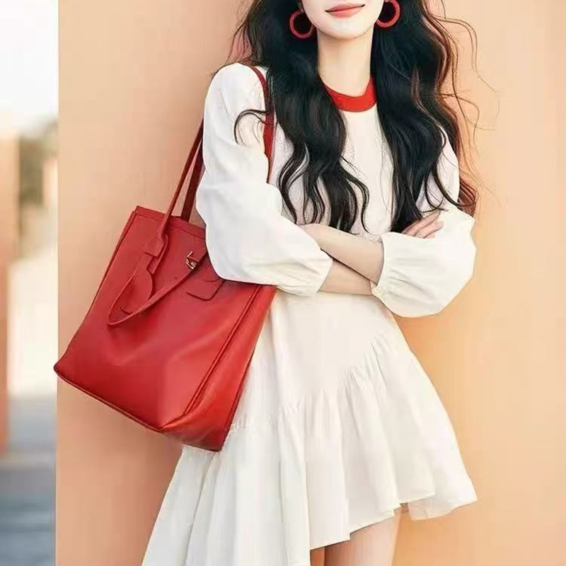 富家千金高級感白色拼接不規則下擺連衣裙