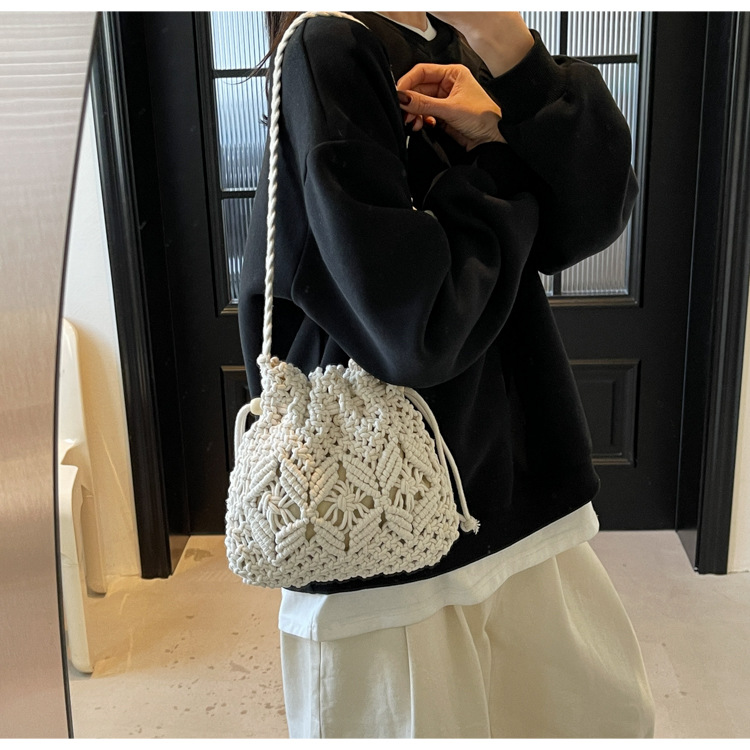 春季時尚小衆設計感斜挎水桶包