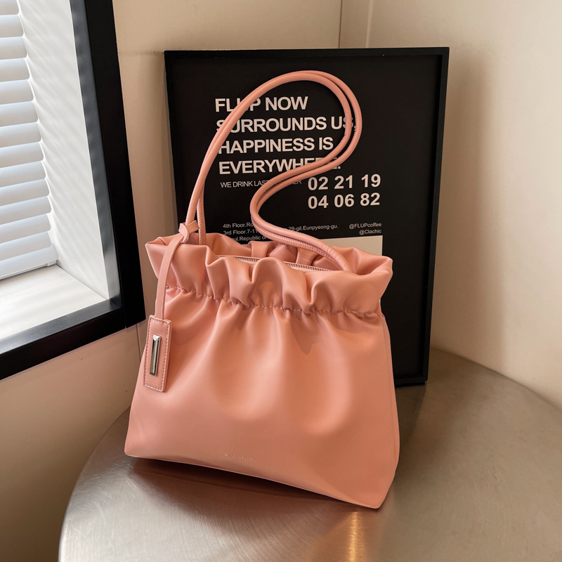 通勤百搭小眾休閒褶皺單肩包流行軟皮水桶包