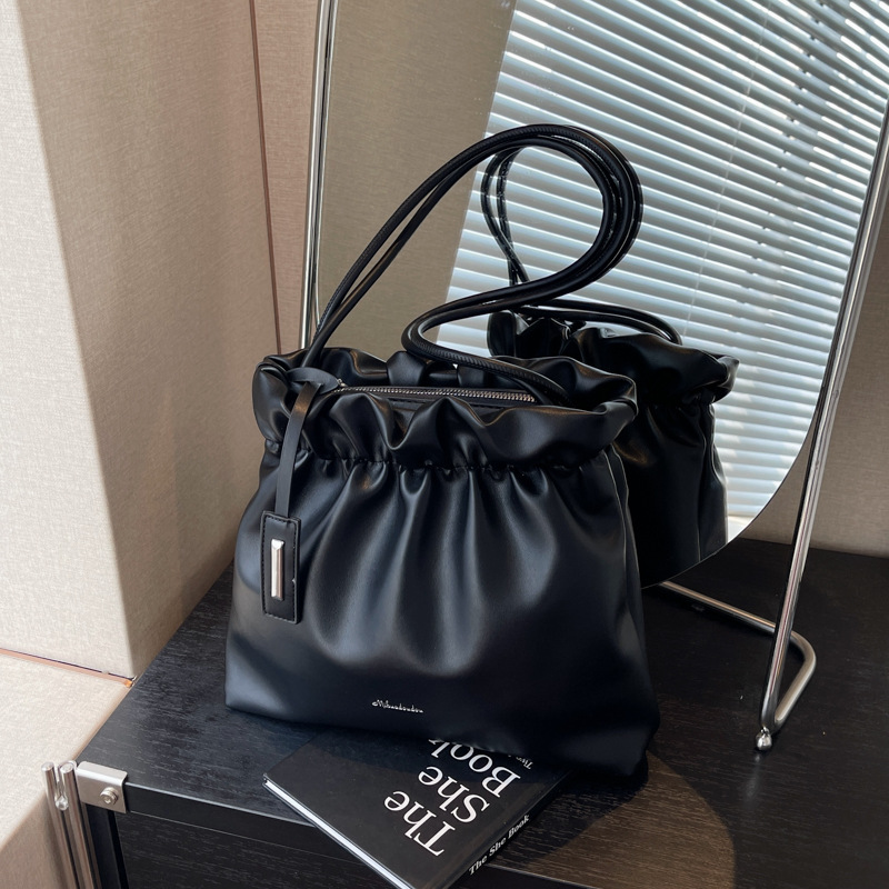 通勤百搭小眾休閒褶皺單肩包流行軟皮水桶包