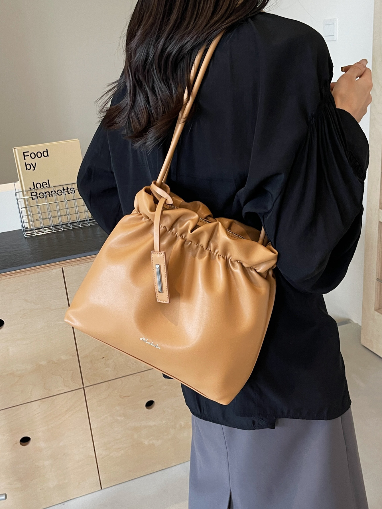 通勤百搭小眾休閒褶皺單肩包流行軟皮水桶包