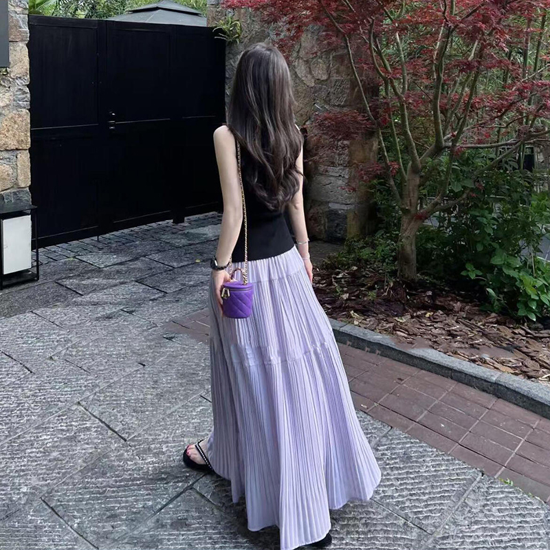 黑色方領開叉吊帶上衣+紫色壓褶蛋糕裙套裝