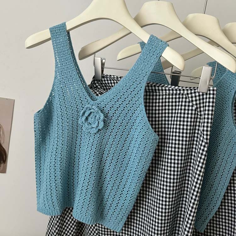 花朵設計短V領針織背心+側腰綁帶格紋半裙套裝