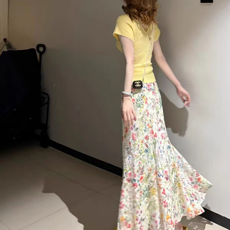 修身黃色針織T卹+碎花a字半身裙兩件套