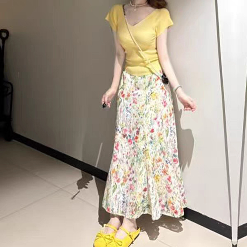 修身黃色針織T卹+碎花a字半身裙兩件套