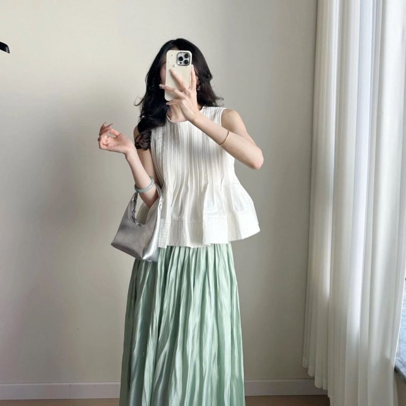 設計感無袖襯衫+光澤感百褶裙兩件套