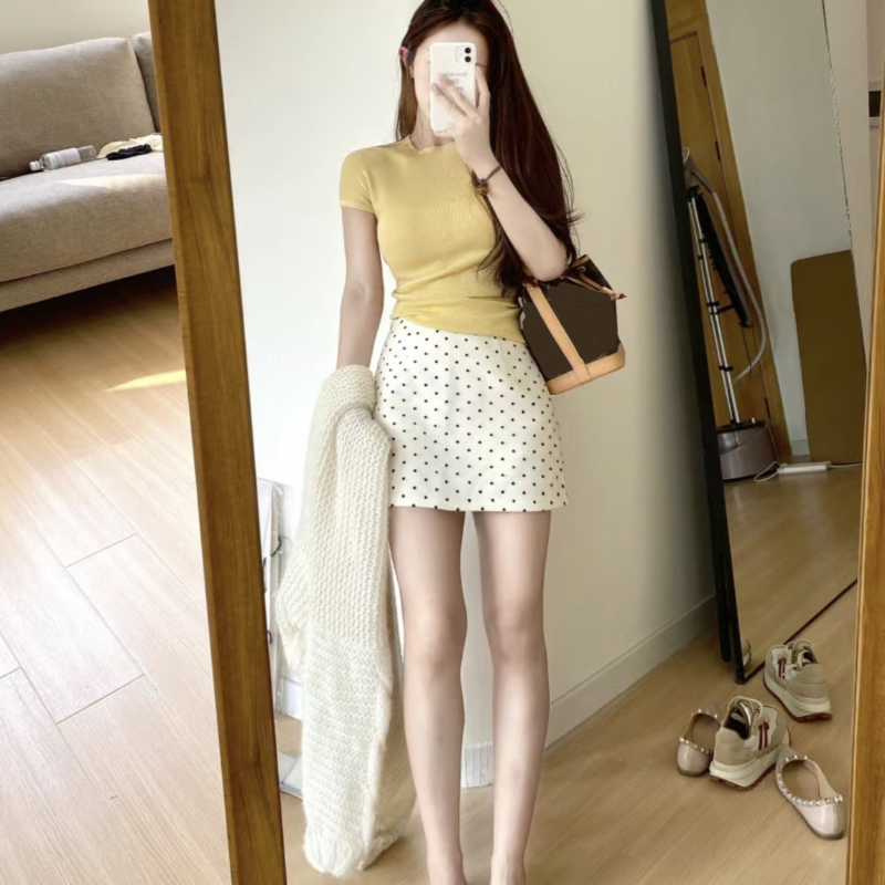 減齡修身黃色針織短袖上衣+波點半身裙