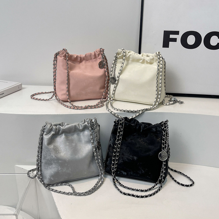 新款時尚新中式百搭斜背包