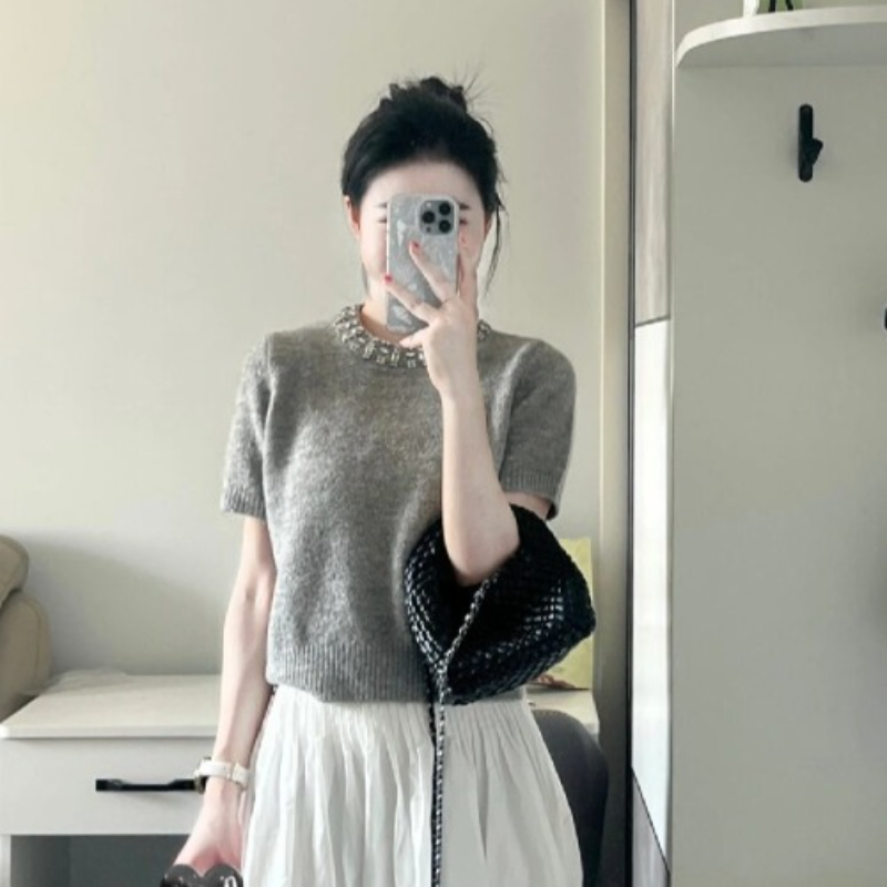 灰色短袖上衣+白色半身裙兩件套