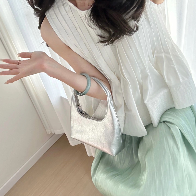 設計感無袖襯衫+光澤感百褶裙兩件套