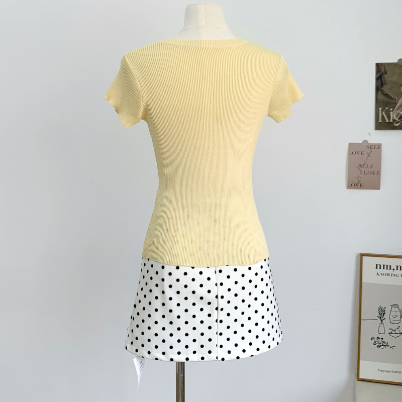 減齡修身黃色針織短袖上衣+波點半身裙