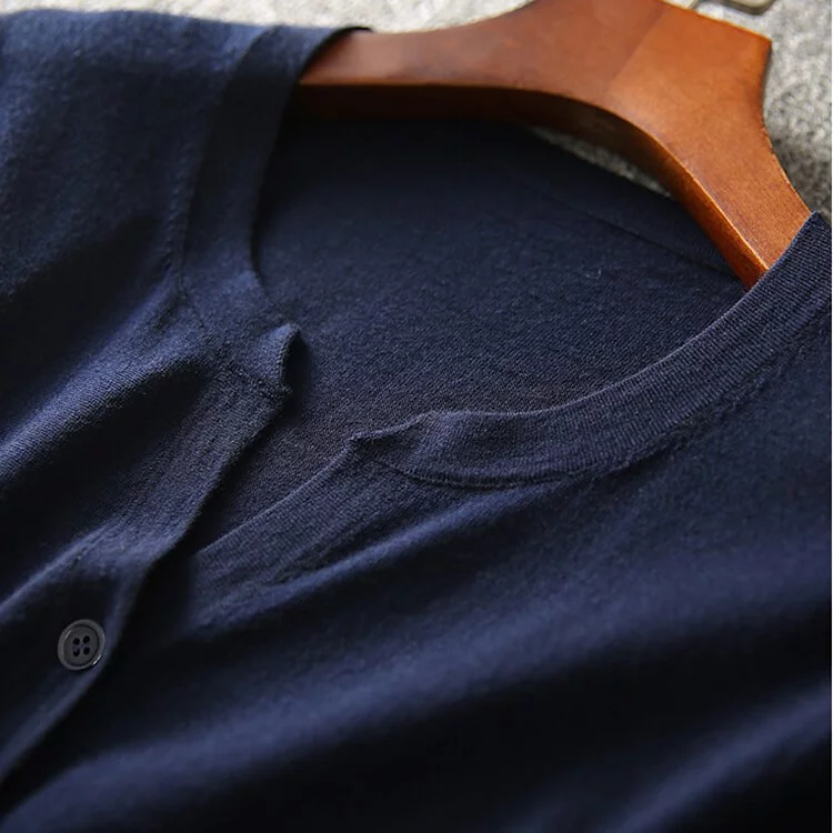 優雅鈕扣V領素色針織短袖