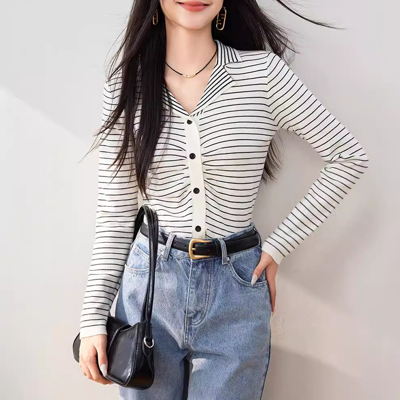 秋季新款設計感褶皺V領短款上衣