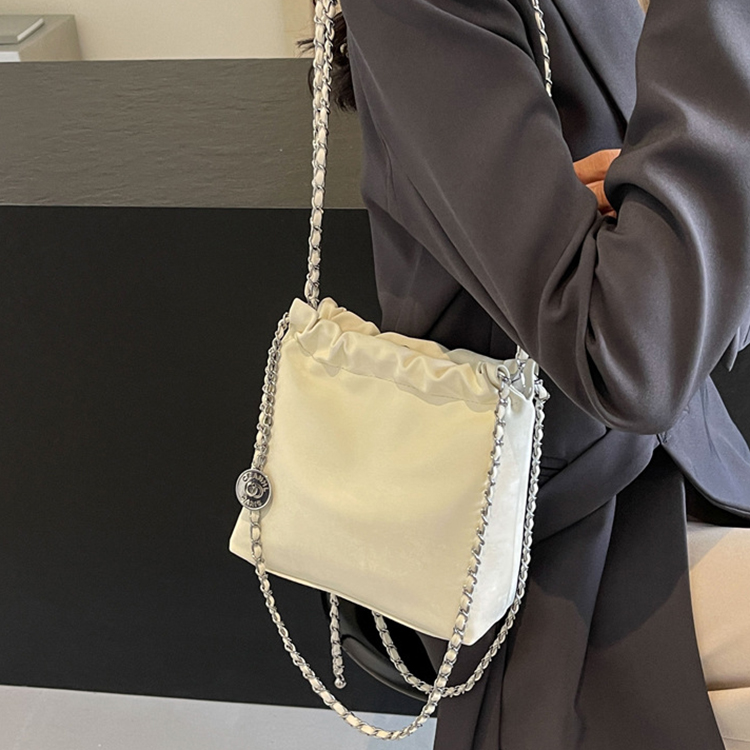 新款時尚新中式百搭斜背包