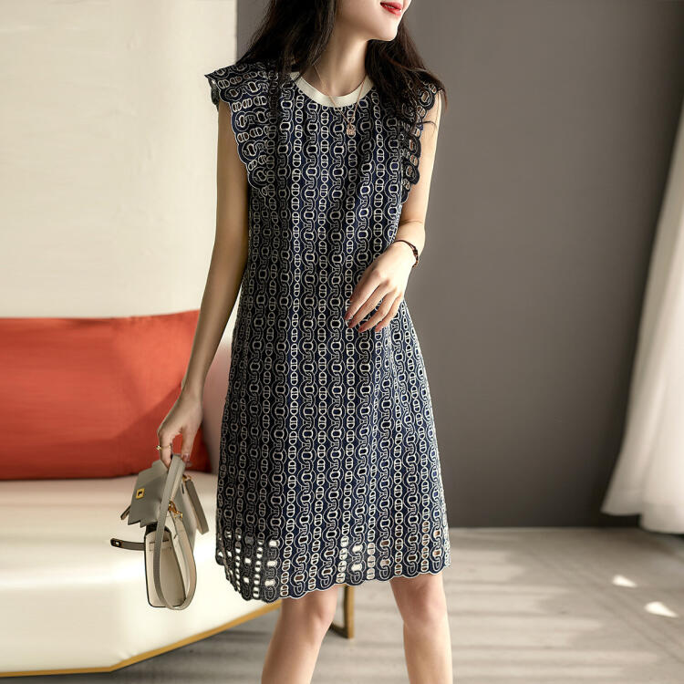 鏤空鏈條繡花飛飛袖連衣裙