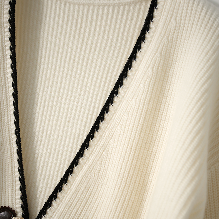 V領牛角釦軟糯針織開衫